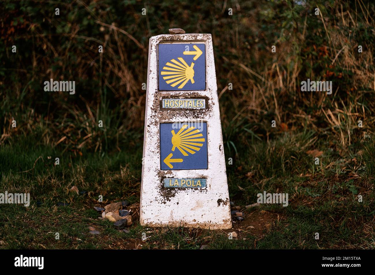 Cartello di Shabby con conchiglie di San Giacomo e iscrizioni in spagnolo installate sulla via di pellegrinaggio Camino de Santiago in Galizia Foto Stock