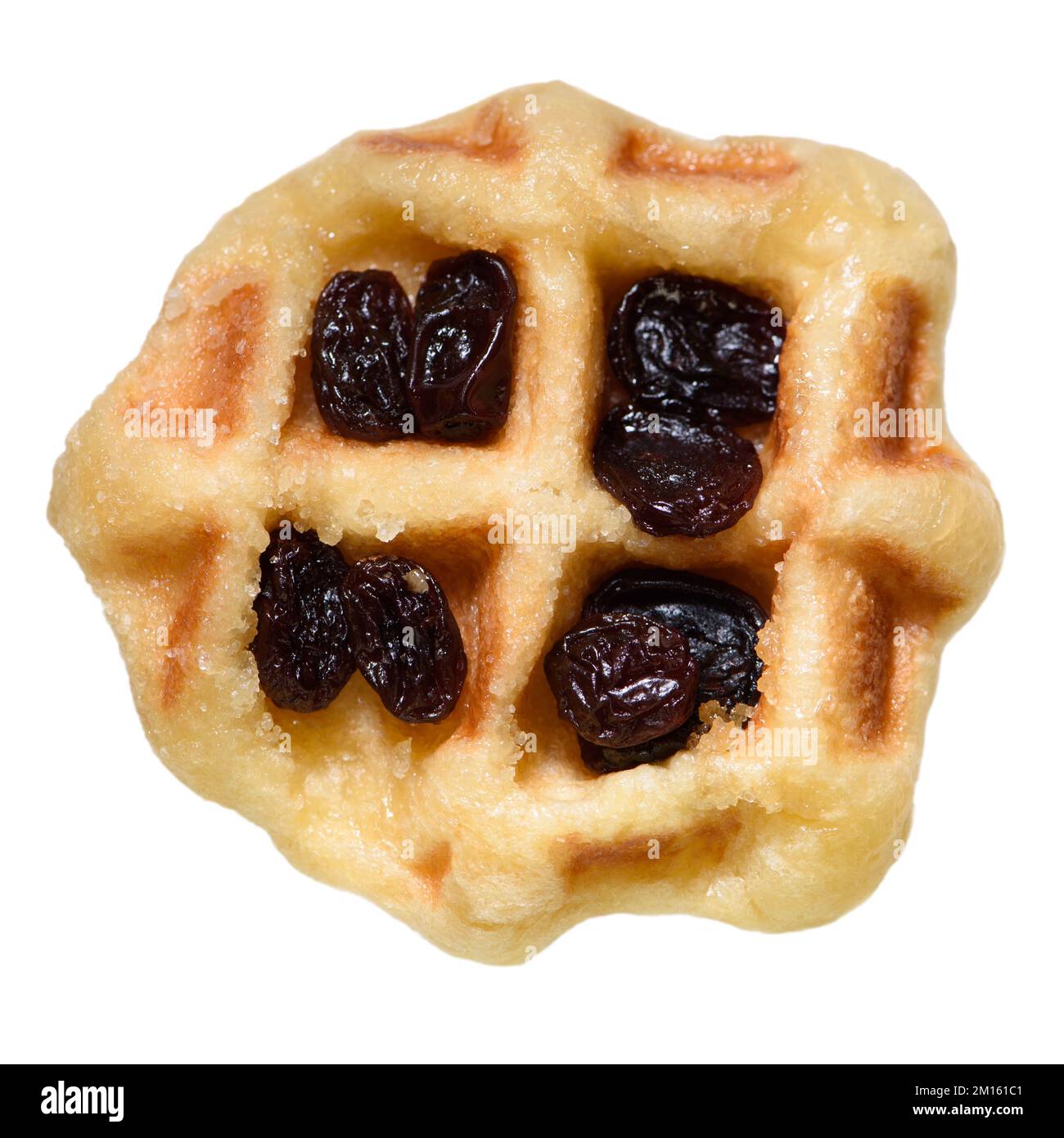 Vista dall'alto di waffle freschi con uvetta secca deliziosi dolci in cima isolati su sfondo bianco. Preparare cibo fatto in casa o dessert a casa Foto Stock