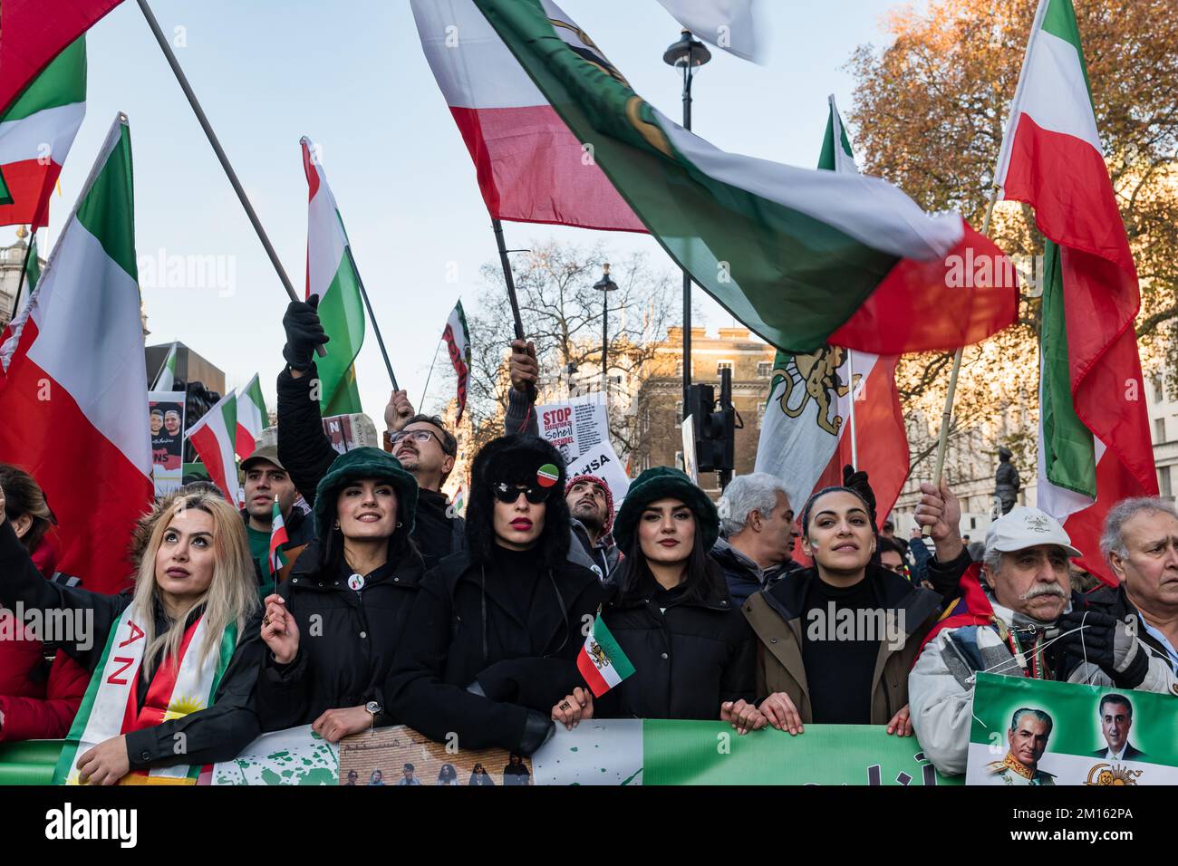 Londra, Regno Unito, dicembre 10th 2022. Una marcia lungo Whitehall per protestare contro la violenza in corso da parte del regime iraniano contro il proprio popolo e per sostenere la rivoluzione della libertà di vita delle donne in Iran. (Tennessee Jones - Alamy Live News) Foto Stock