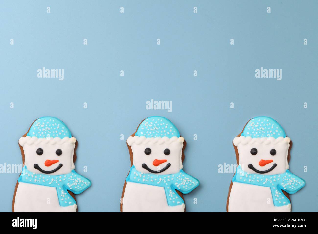 pan di zenzero snowman su sfondo blu. Modello di biscotto di Natale. Blue seamless Vacanze invernali Foto Stock