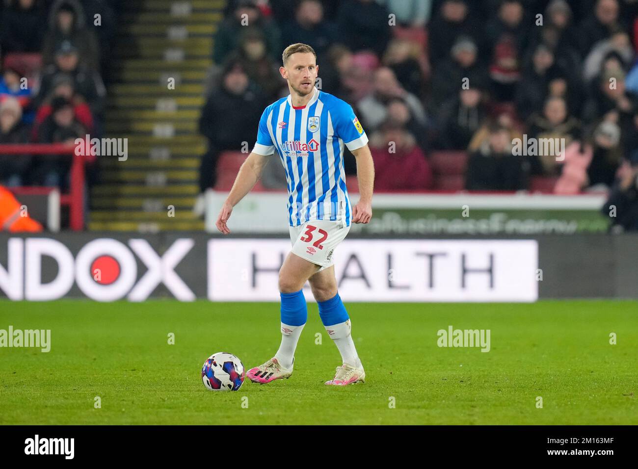 Tom Lees #32 di Huddersfield Town guarda in alto durante la partita del campionato Sky Bet Sheffield United vs Huddersfield Town a Bramall Lane, Sheffield, Regno Unito, 10th dicembre 2022 (Foto di Steve Flynn/News Images) Foto Stock