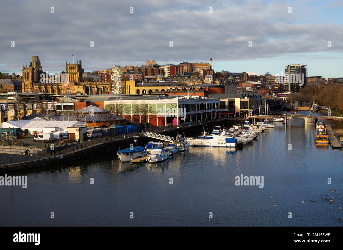 Lo skyline di Bristol si affaccia da Princes Wharf a Waterfront Square e alla Cattedrale di Bristol Foto Stock