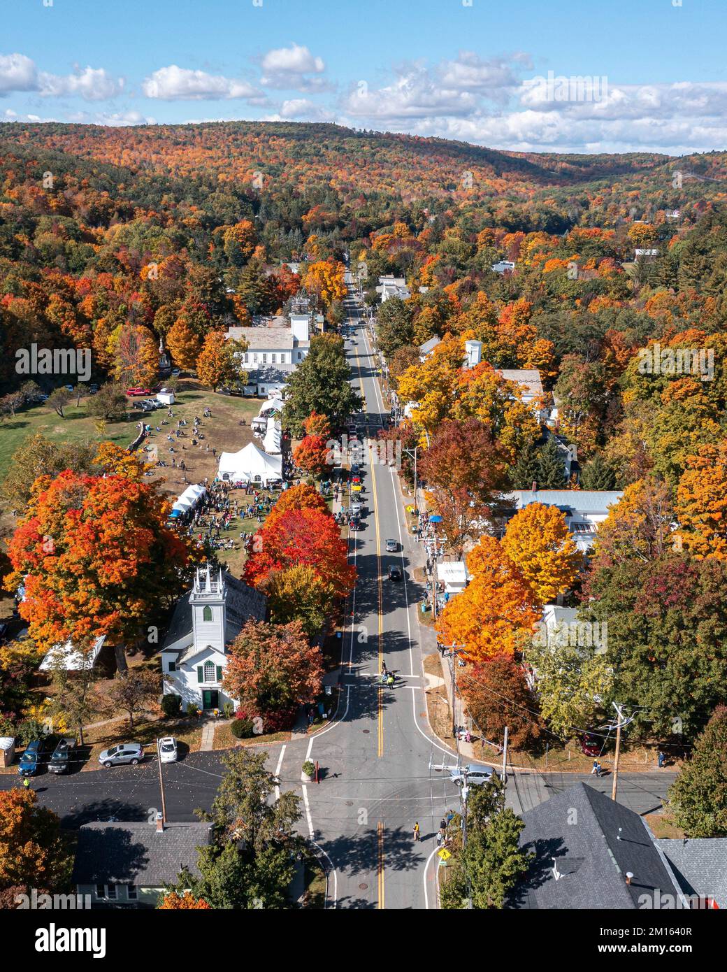 Una vista aerea della strada durante il festival autunnale Foto Stock