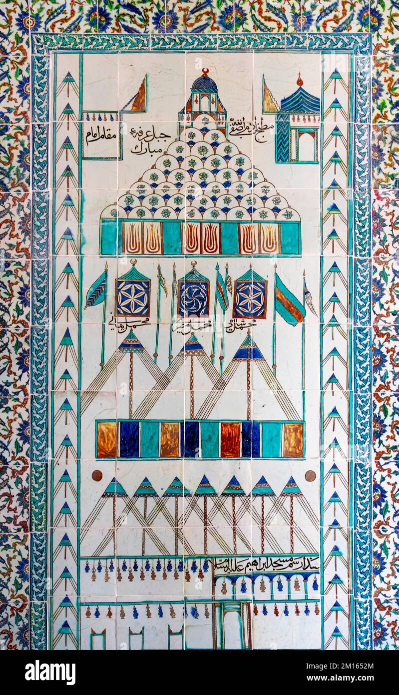 Pannello decorativo piastrellato (raffigura il Monte Arafat) dell'harem nel Palazzo Topkapi, Istanbul, Turchia. Foto Stock