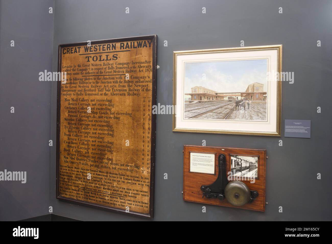 Avviso di pedaggi, un dipinto e un campanello d'allarme sul muro presso il museo della ferrovia a vapore Swindon Foto Stock