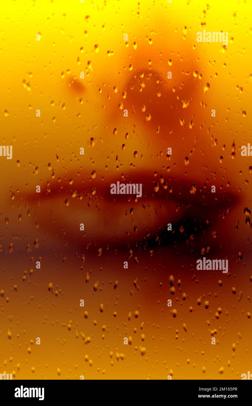 donna labbra dietro un bicchiere con gocce d'acqua Foto Stock