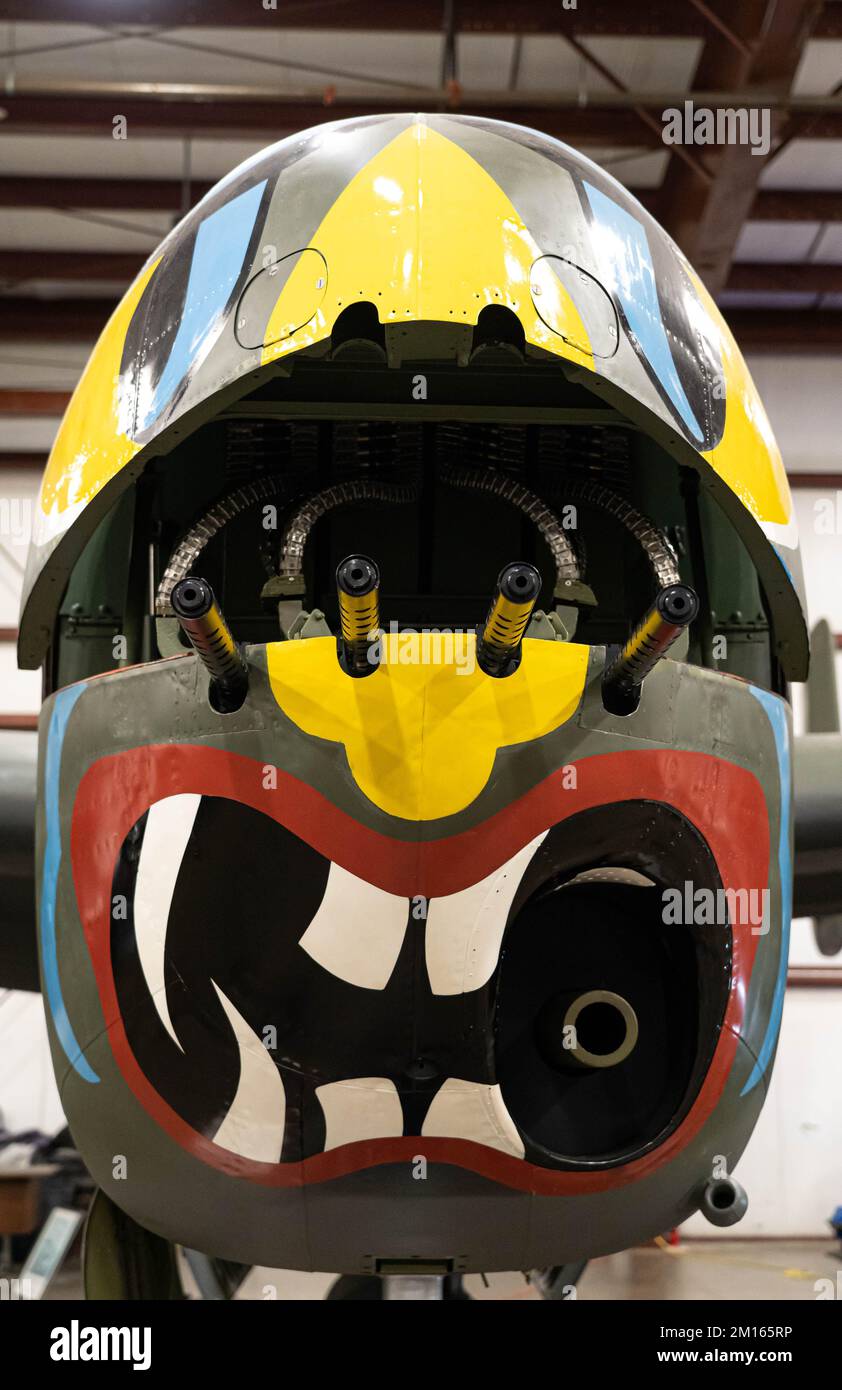 Il B-25 Bomber WWII Airplane pittura e mitragliatrici Foto Stock