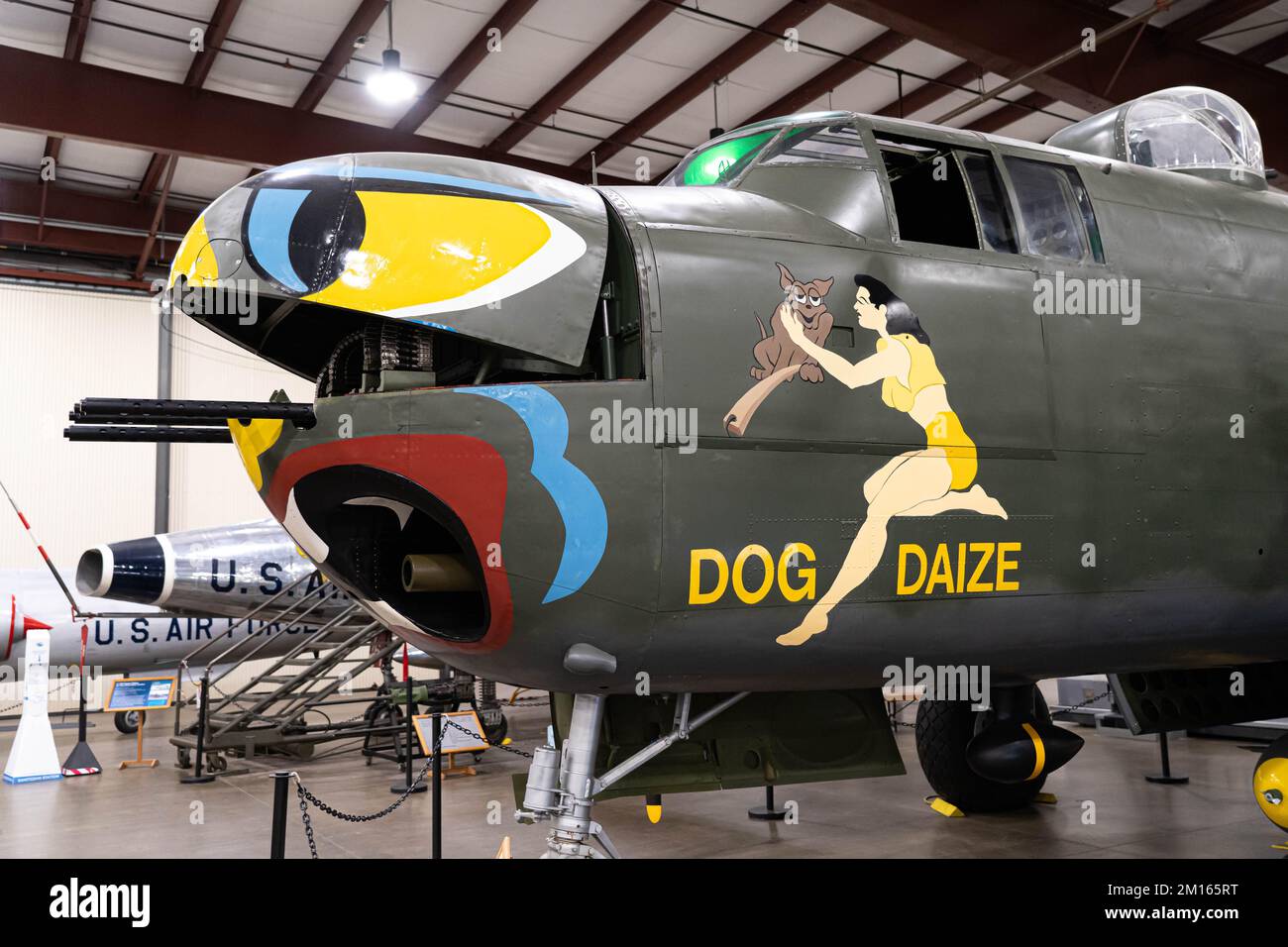 L'aereo Bomber della seconda Guerra Mondiale B-25 in hangar Foto Stock