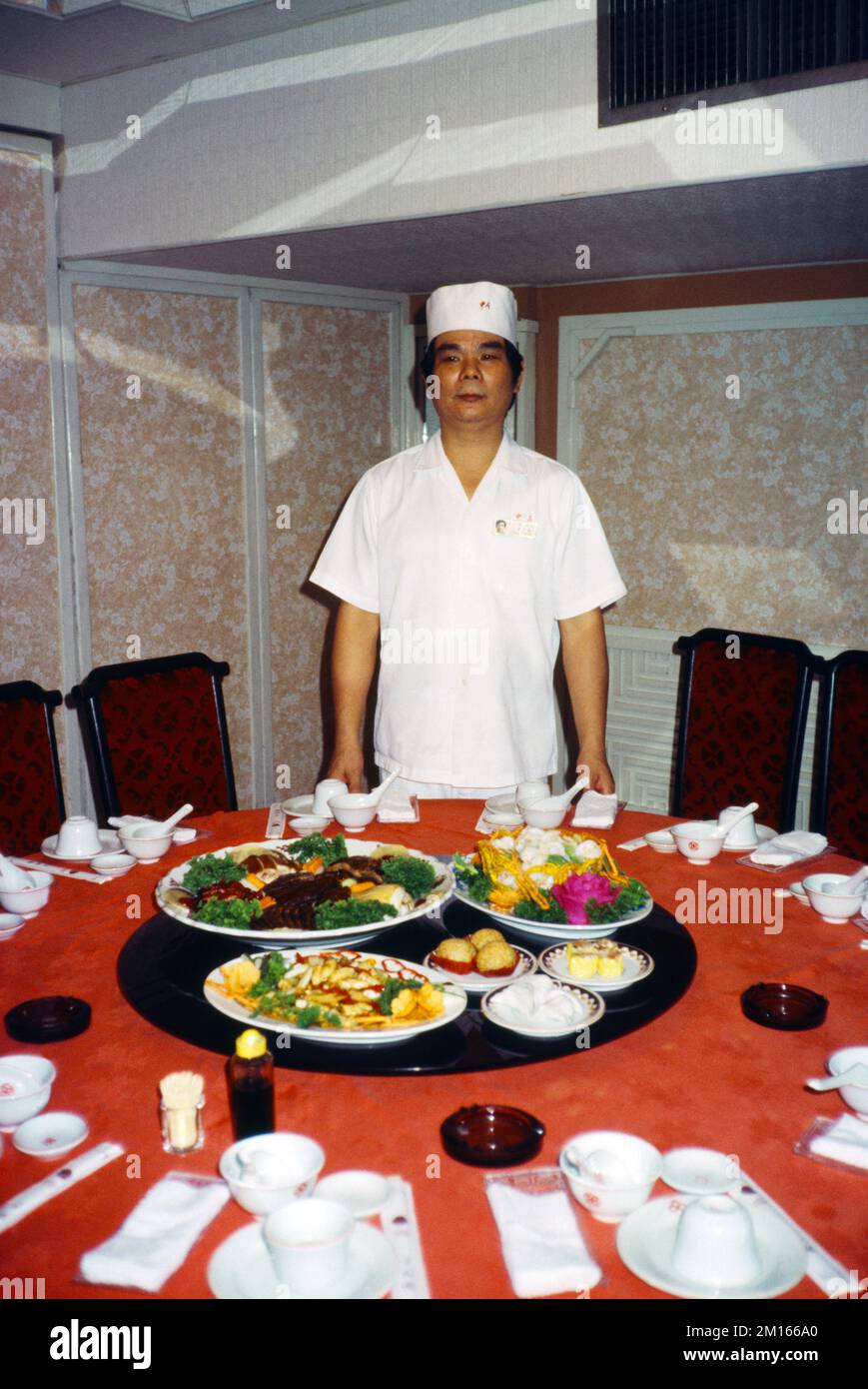 Taipei Taiwan Chef e cibo cinese su Lazy Susan nel ristorante dell'hotel Foto Stock