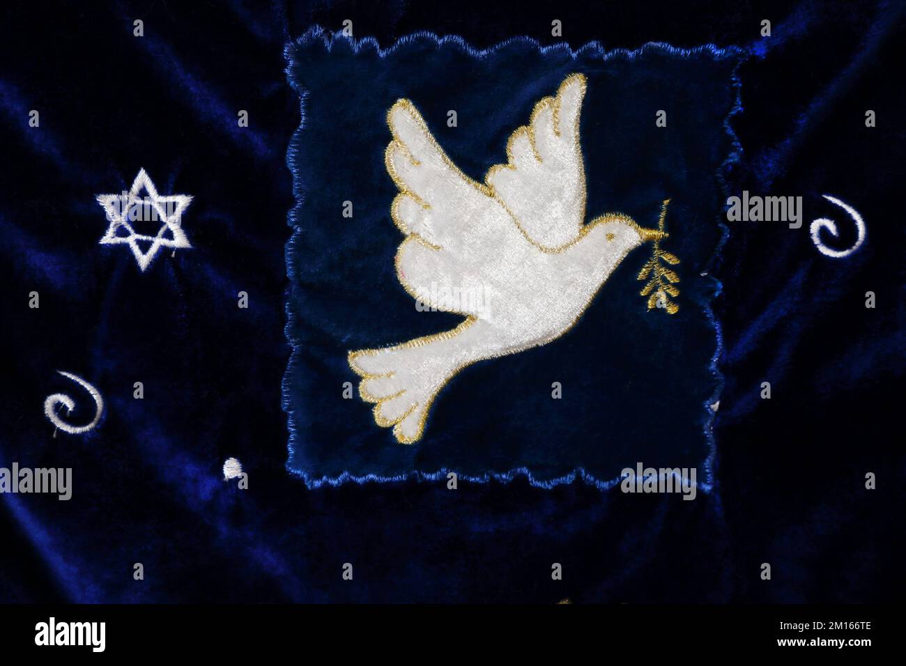 Blue Velvet Happy Hanukkah Banner mostra la colomba della Pace Foto Stock
