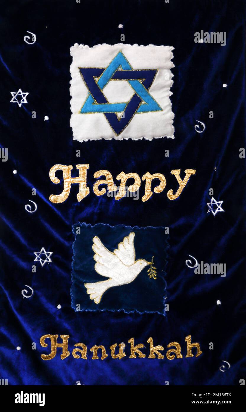 Blue Velvet Happy Hanukkah Banner che mostra Star of David e dove of Peace Foto Stock