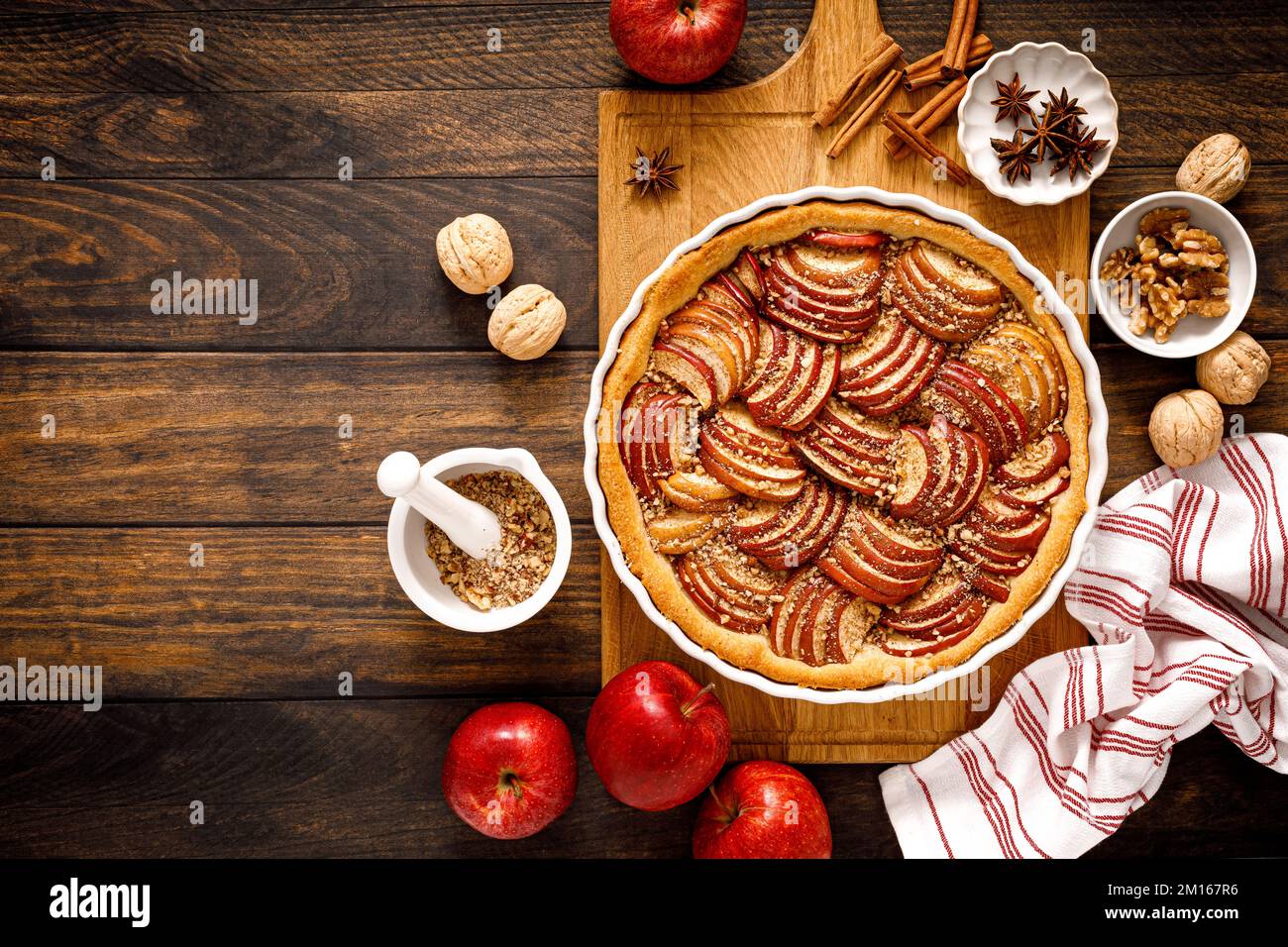 Torta di mele. Crostata con mele, cannella e noci. Vista dall'alto Foto Stock
