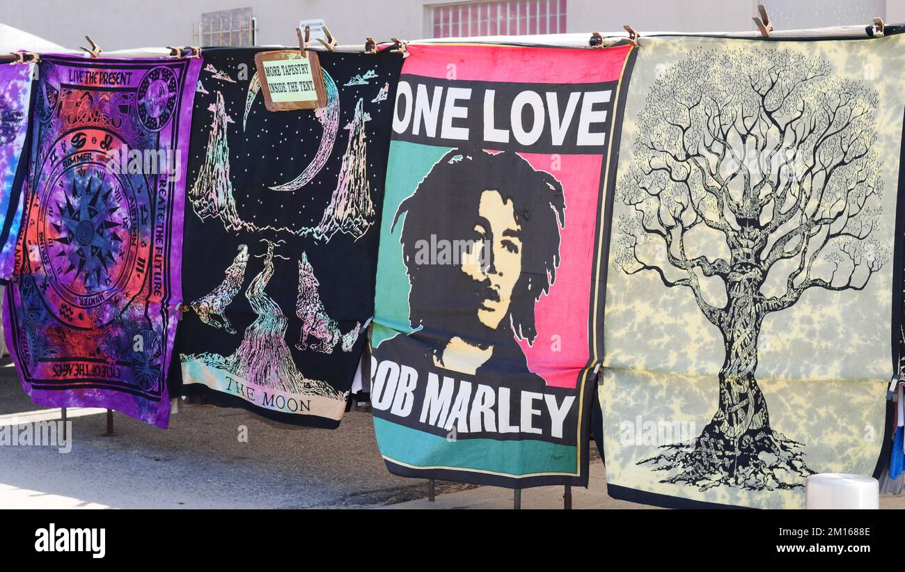 Bob Marley una sciarpa d'amore e tre sciarpe che mostrano simbolismo spirituale in mostra Foto Stock