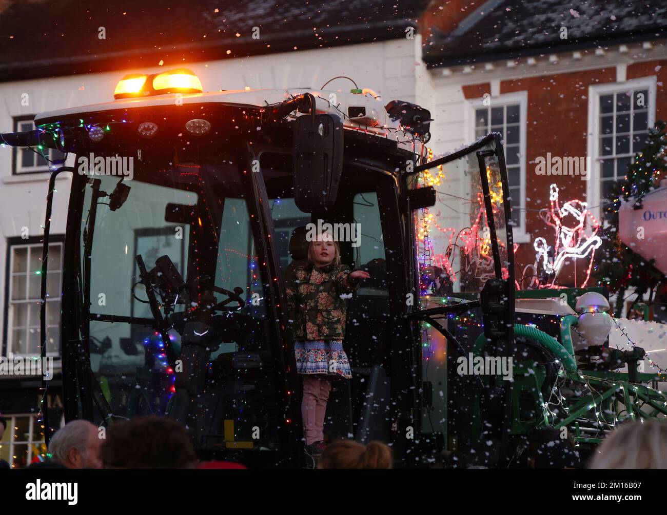 Atherstone, Warwickshire, Regno Unito. 10th dicembre 2022. Una ragazza gioca con neve finta prima che l'annuale Sheepy Ploughing Association Christmas carità trattore correre. Credit Darren Staples/Alamy Live News. Foto Stock