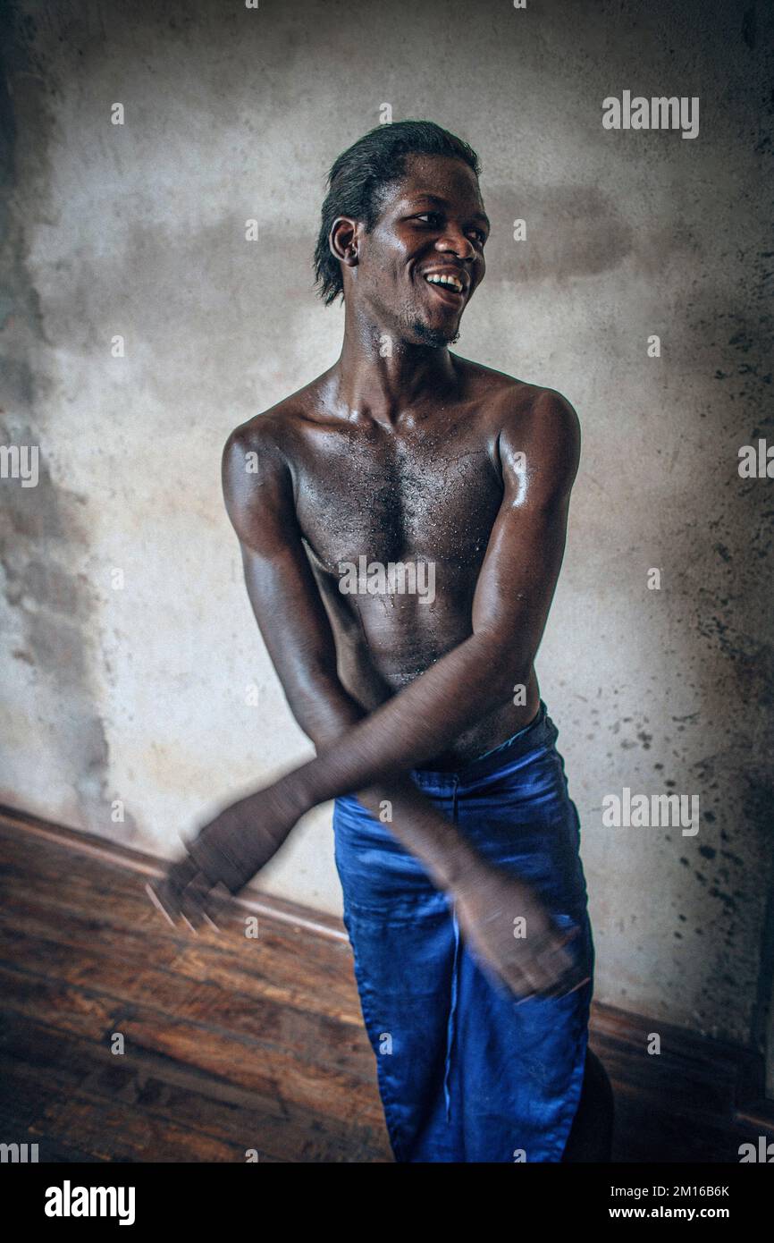 Danza contemporanea e ballerina fare allenamento . Un giovane africano nero attraente e atletico alla scuola di danza a Bamako, Mali, Africa occidentale. Foto Stock