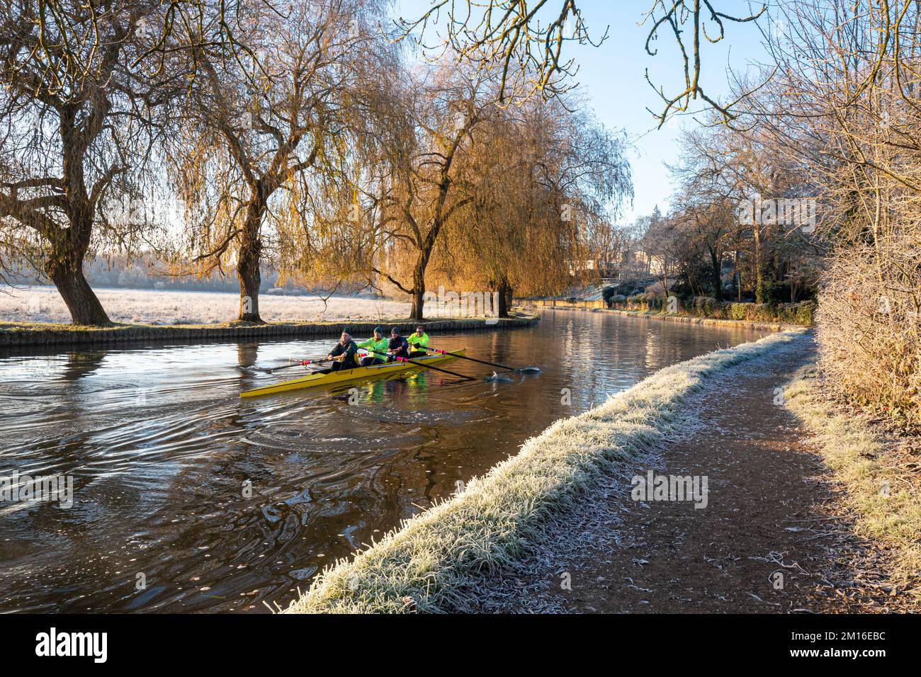 I vogatori del Guildford Rowing Club sul fiume Wey in una fredda mattinata invernale gelida, Surrey, Inghilterra, Regno Unito. 10th dicembre 2022 Foto Stock