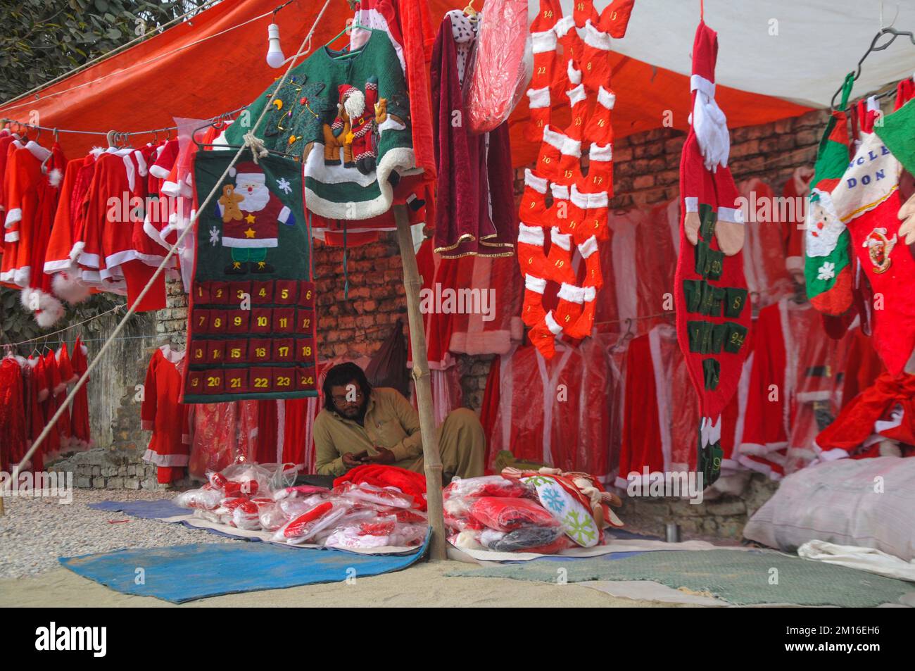 ISLAMABAD, PAKISTAN.A fornitore sta visualizzando e vendendo gli abiti di Babbo Natale per il festival di Natale a G-7/2.Photo di Raja Imran Bahadar Foto Stock