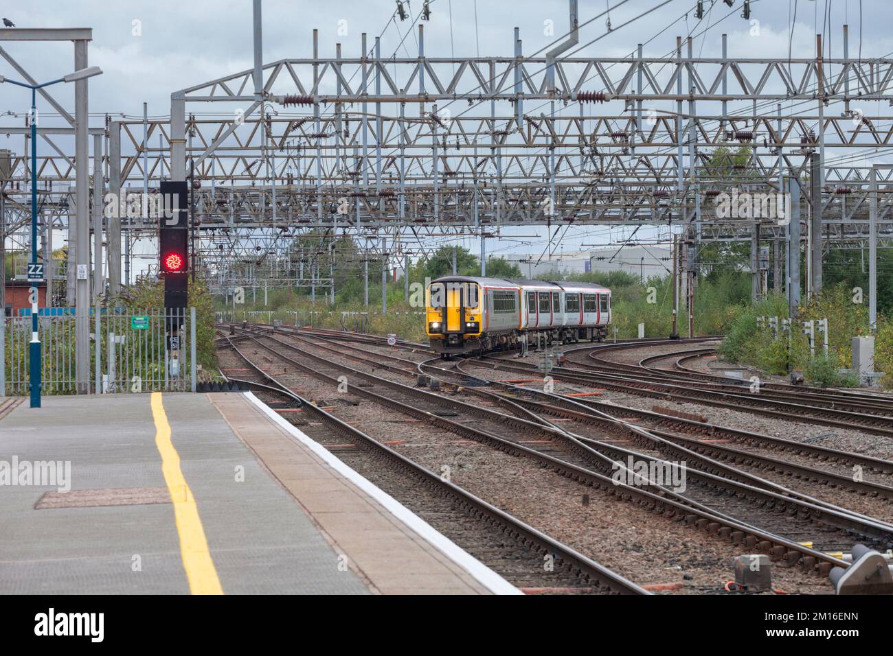 Trasporto per il galles classe 153 + 150 treni che arrivano a Crewe con un segnale rosso Foto Stock