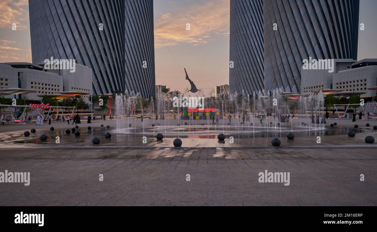 Lusail boulevard nella città di Lusail, Qatar scatto pomeridiano che mostra la preparazione del Qatar alla Coppa del mondo FIFA 2022 con gente del posto e visitatori a piedi. Foto Stock