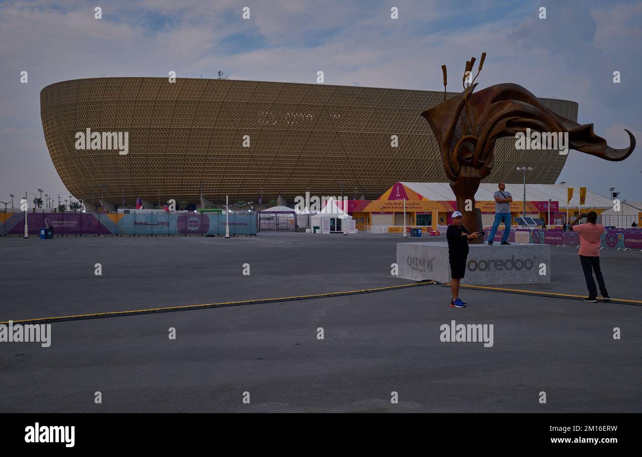 Lusail Stadium (80.000 posti) a Lusail, dove si svolgerà la finale della Coppa del mondo FIFA Qatar 2022, vista sulla luce del giorno con nuvole nel cielo sul retro Foto Stock