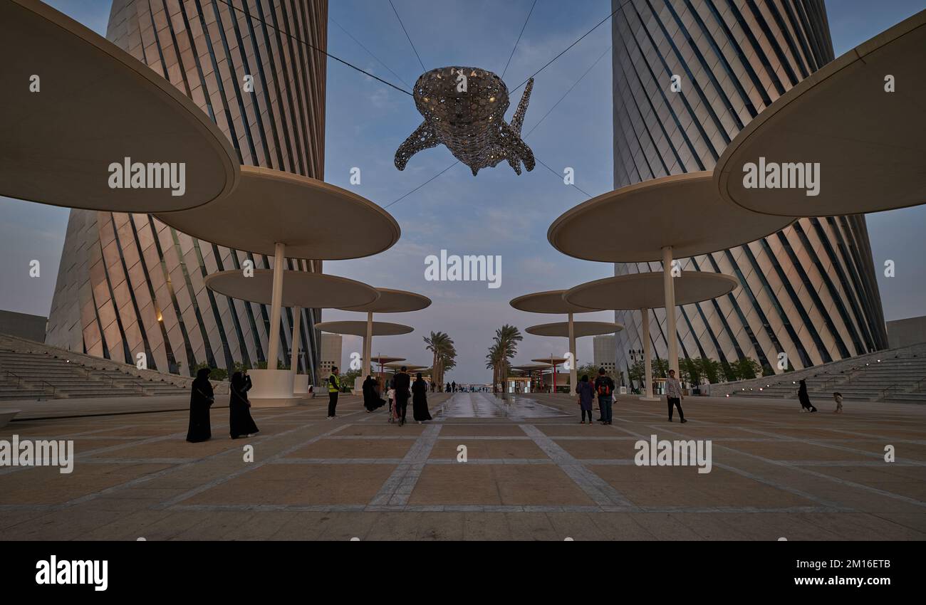 Lusail boulevard nella città di Lusail, Qatar scatto pomeridiano che mostra la preparazione del Qatar alla Coppa del mondo FIFA 2022 con gente del posto e visitatori a piedi. Foto Stock