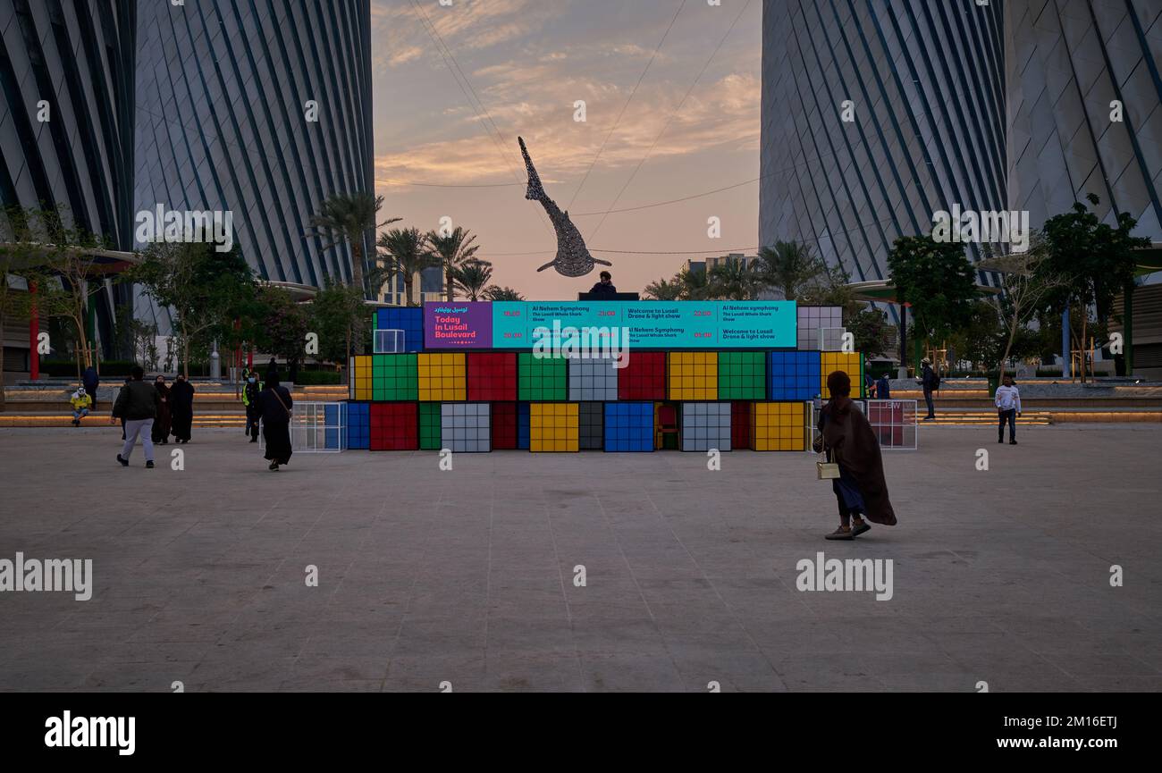 Lusail boulevard nella città di Lusail, Qatar scatto pomeridiano che mostra la preparazione del Qatar alla Coppa del mondo FIFA 2022 con gente del posto e visitatori a piedi. Foto Stock