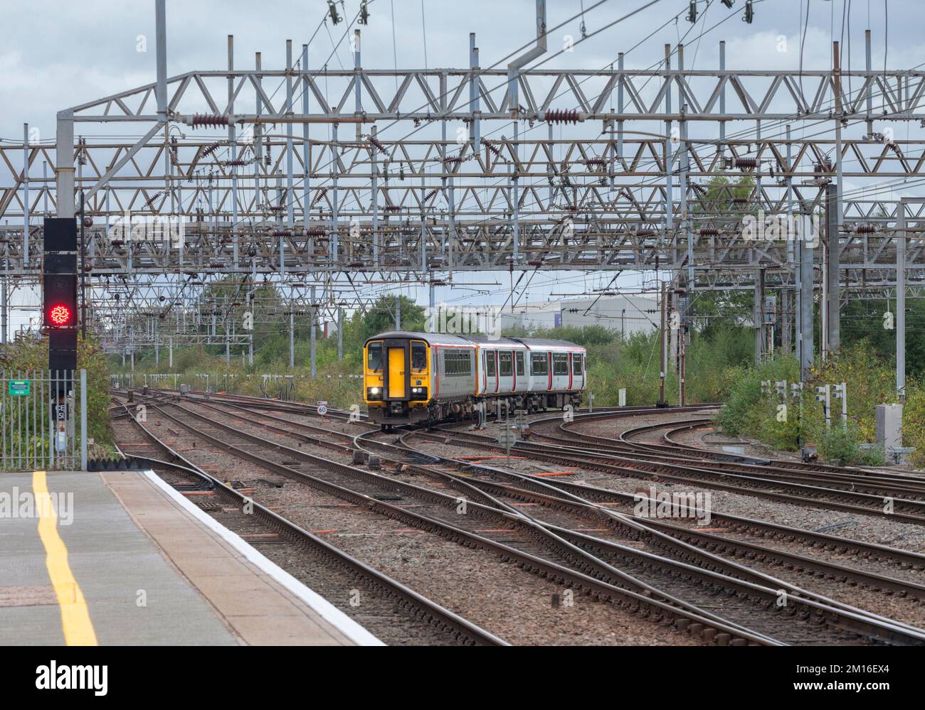Trasporto per il galles classe 153 + 150 treni che arrivano a Crewe con un segnale rosso Foto Stock