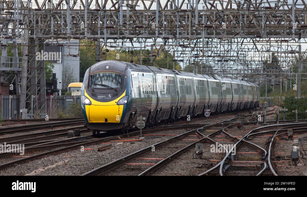 Avanti West Coast classe 390 Pendolino treno che passa Crewe nord svincolo, sulla costa occidentale principale, Cheshire, Regno Unito Foto Stock
