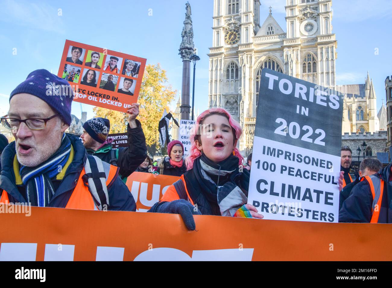 Londra, Inghilterra, Regno Unito. 10th Dec, 2022. L'attivista PHOEBE PLUMMER, che ha gettato una zuppa sul dipinto di Van Gogh, si trova davanti all'Abbazia di Westminster. Just Stop Oil Activises ha marciato a Westminster in solidarietà con altri manifestanti incarcerati e ha invitato il governo britannico a smettere di rilasciare nuove licenze per il petrolio e il gas. (Credit Image: © Vuk Valcic/ZUMA Press Wire) Credit: ZUMA Press, Inc./Alamy Live News Foto Stock