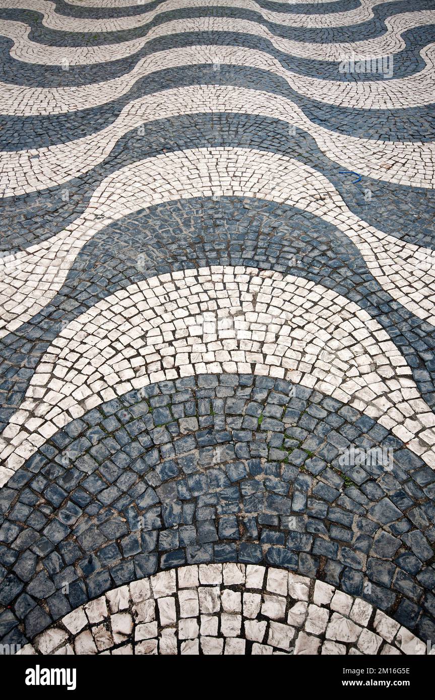 Forma d'onda di pavimentazione in ciottoli a Praca Dom Pedro IV (Piazza Rossio), Lisbona, Portogallo Foto Stock