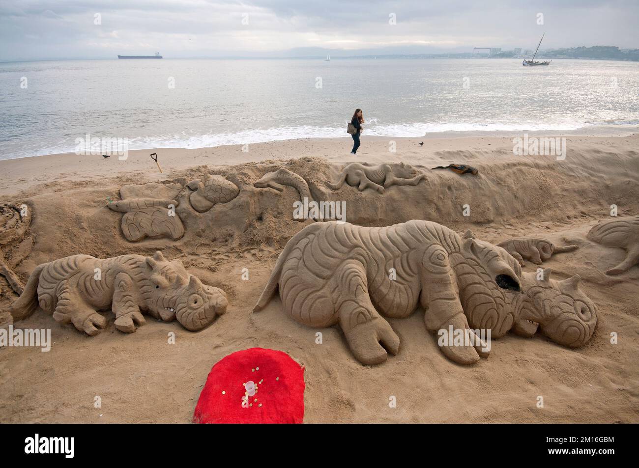 Sculture di animali di sabbia sulle rive del fiume Tago, Lisbona, Portogallo Foto Stock