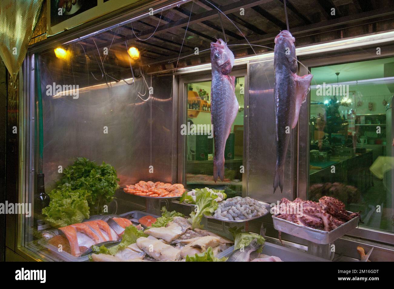 Pesce e frutti di mare in mostra nella finestra di un ristorante, Lisbona, Portogallo Foto Stock