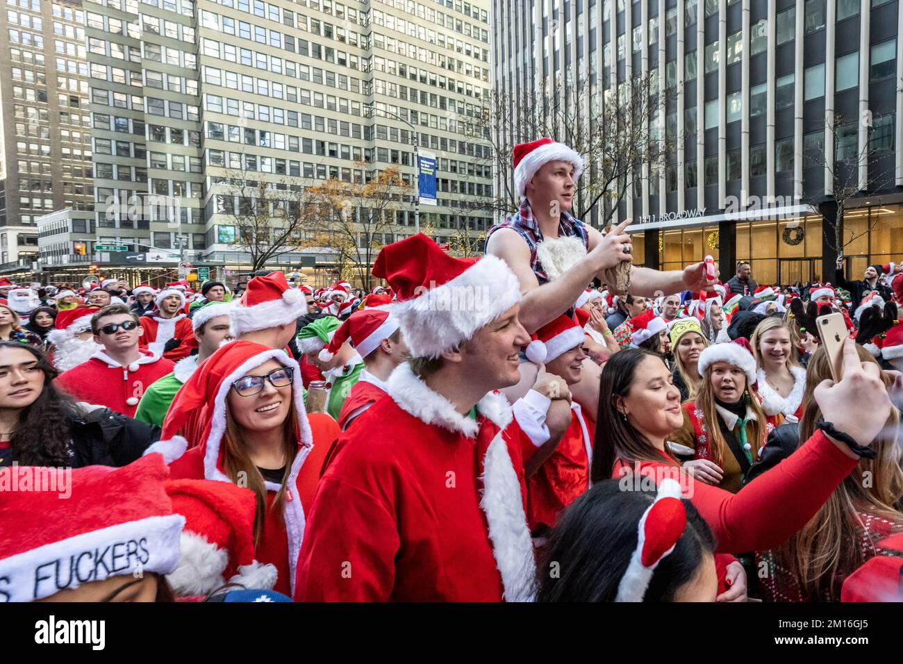 New York, Stati Uniti. 10th Dec, 2022. I festaioli vestiti come Babbo Natale si divertono vicino a Times Square durante l'annuale Santacon a New York City. Credit: Enrique Shore/Alamy Live News Foto Stock