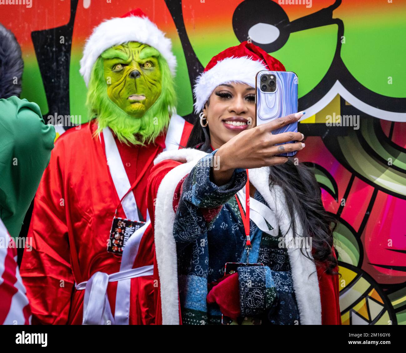 New York, Stati Uniti. 10th Dec, 2022. I festaioli vestiti come Babbo Natale si divertono vicino a Times Square durante l'annuale Santacon a New York City. Credit: Enrique Shore/Alamy Live News Foto Stock