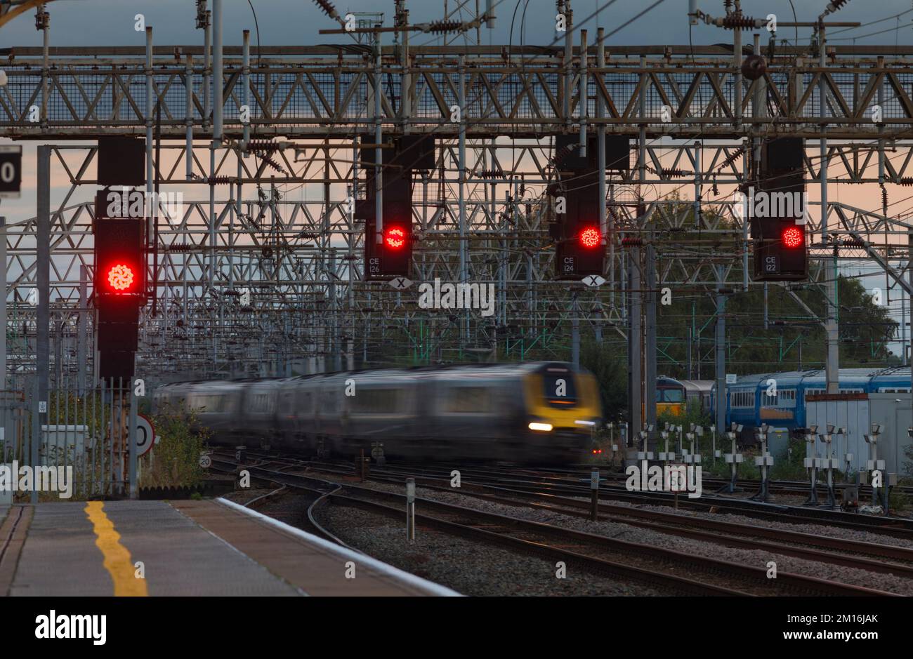 2 Avanti West Coast classe 221 treni diesel voyager che passano un segnale gantry e segnali rossi sulla linea principale della costa occidentale alla stazione ferroviaria di Crewe Foto Stock