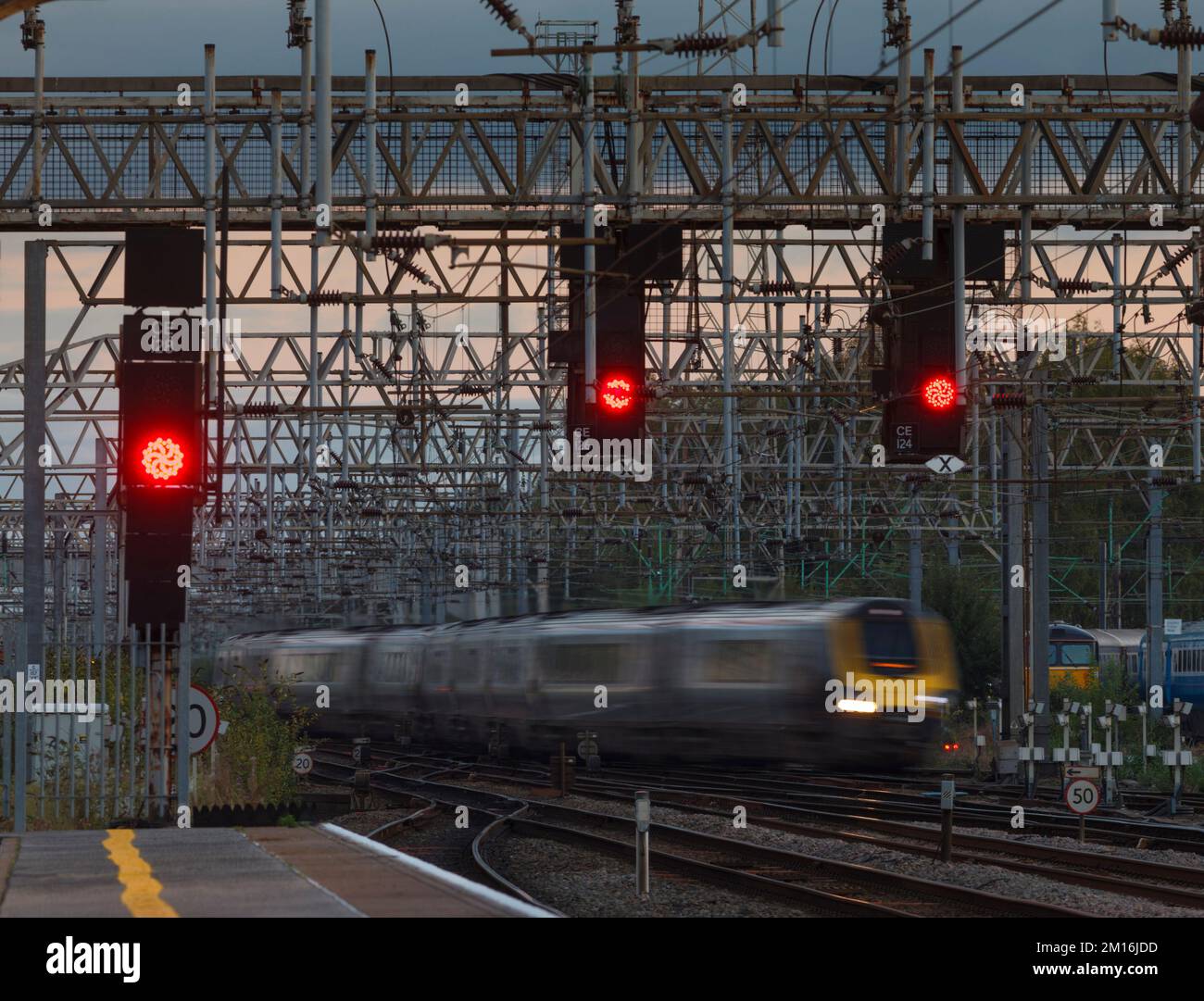 2 Avanti West Coast classe 221 treni diesel voyager che passano un segnale gantry e segnali rossi sulla linea principale della costa occidentale alla stazione ferroviaria di Crewe Foto Stock