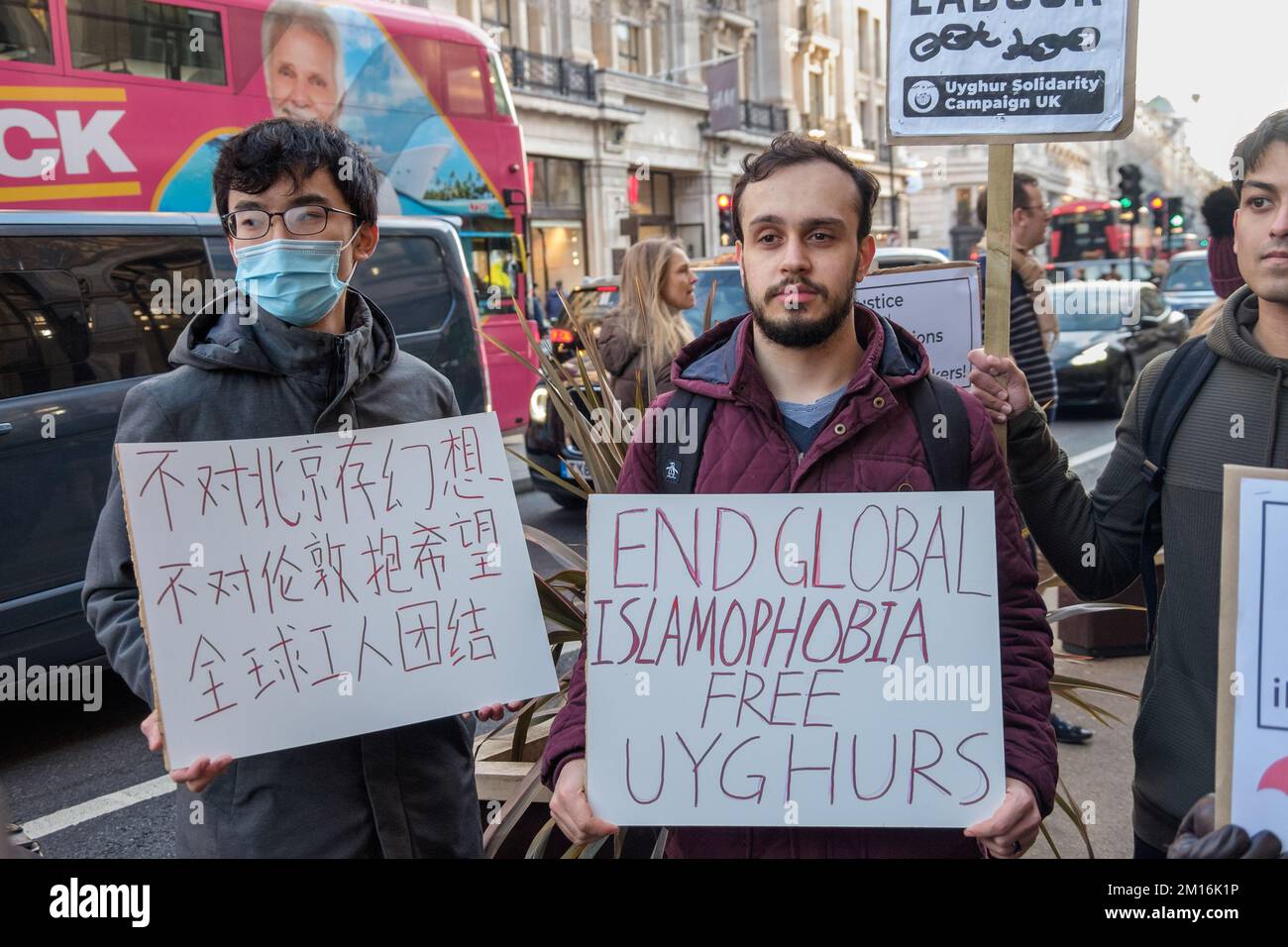 Londra, Regno Unito. 10 Dec 2022. La solidarietà del movimento laburista con HK ha condotto una protesta al di fuori del Regent St Apple Store contro le condizioni disumane inflitte ai lavoratori cinesi e sostiene il loro contrattacco contro lo sfruttamento e l'autoritarismo. 200.000 lavoratori della fabbrica Foxconn a Zhengzhou che produce chip per iPhone sono stati effettivamente imprigionati in dormitori sul posto di lavoro senza un'adeguata assistenza sanitaria e si sono ribellati. Più tardi partirono per protestare contro l'ambasciata cinese. Peter Marshall/Alamy Live News Foto Stock