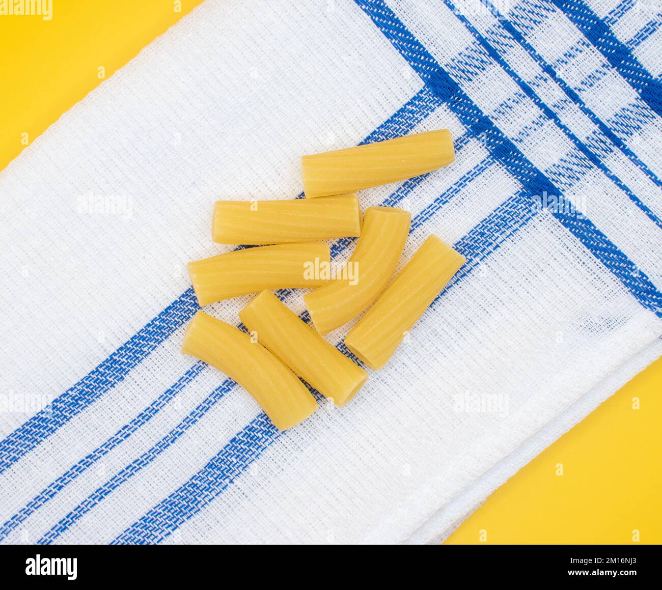 Pasta Rigatoni in cucina Foto Stock