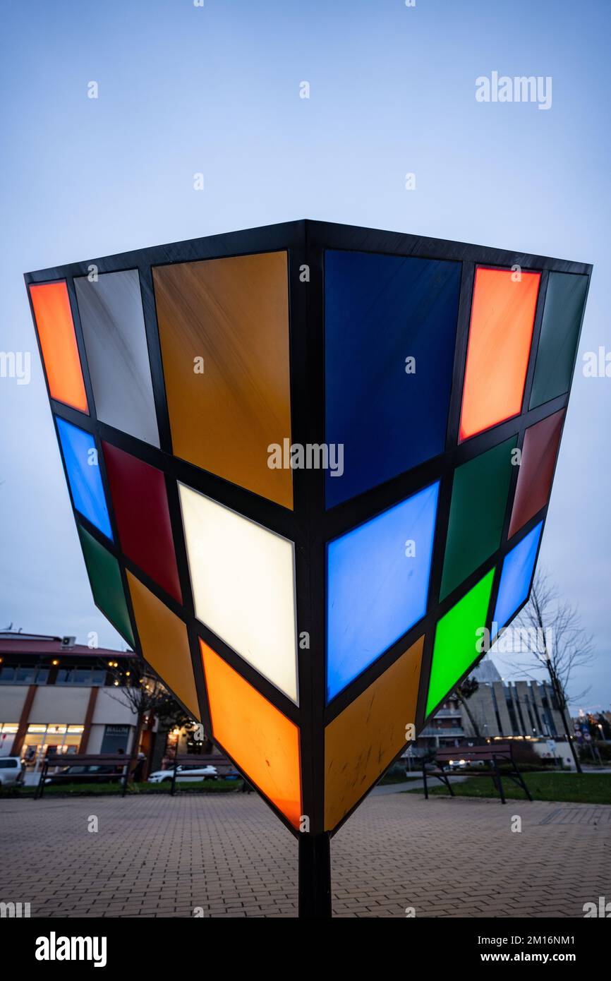 SZAZHALOMBATTA, UNGHERIA - DICEMBRE 9 2022: Statua cubica Rubik sulla strada a Szazhalombatta. Dicembre 9 2022 Szazhalombatta, Ungheria Foto Stock