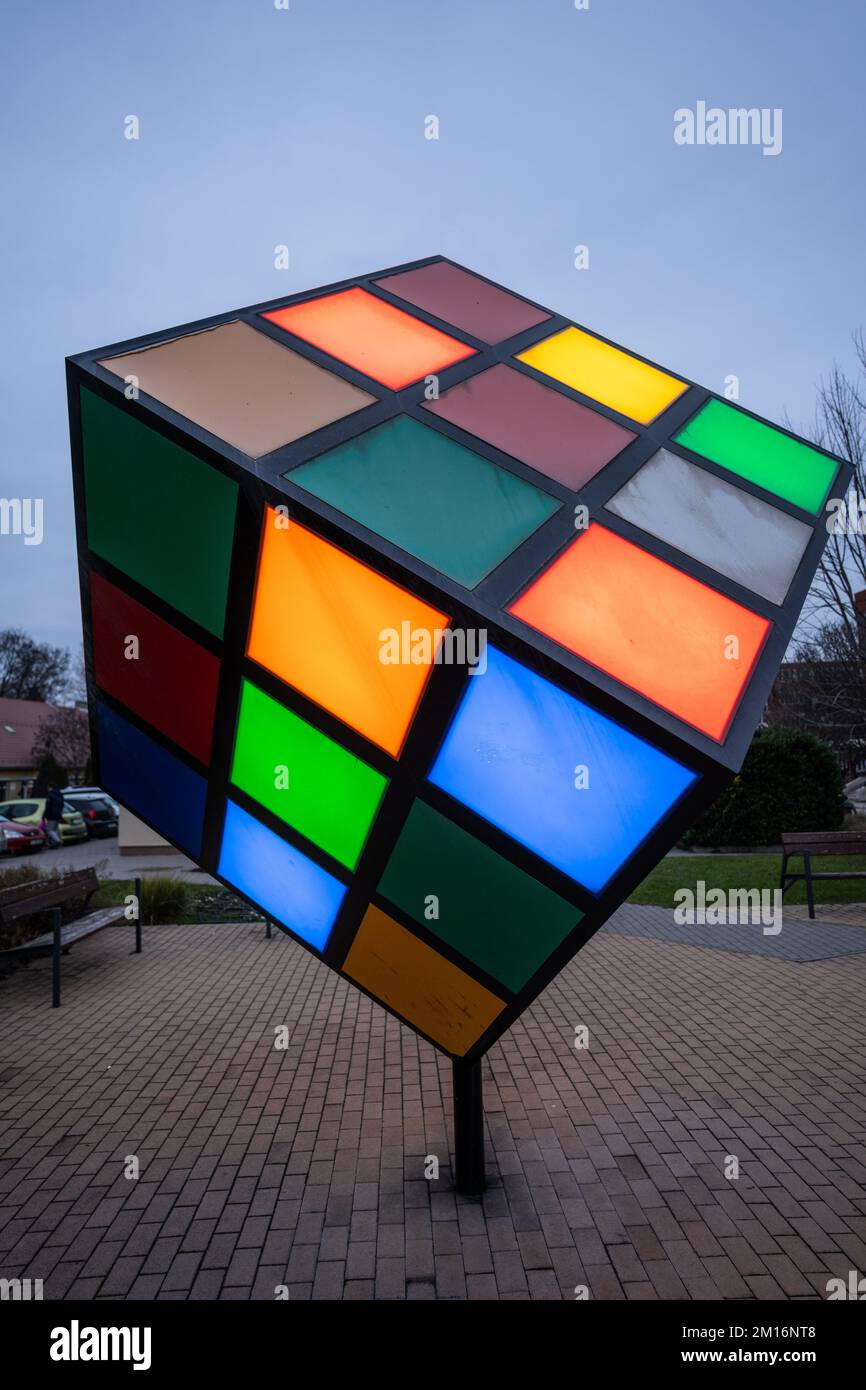 SZAZHALOMBATTA, UNGHERIA - DICEMBRE 9 2022: Statua cubica Rubik sulla strada a Szazhalombatta. Dicembre 9 2022 Szazhalombatta, Ungheria Foto Stock