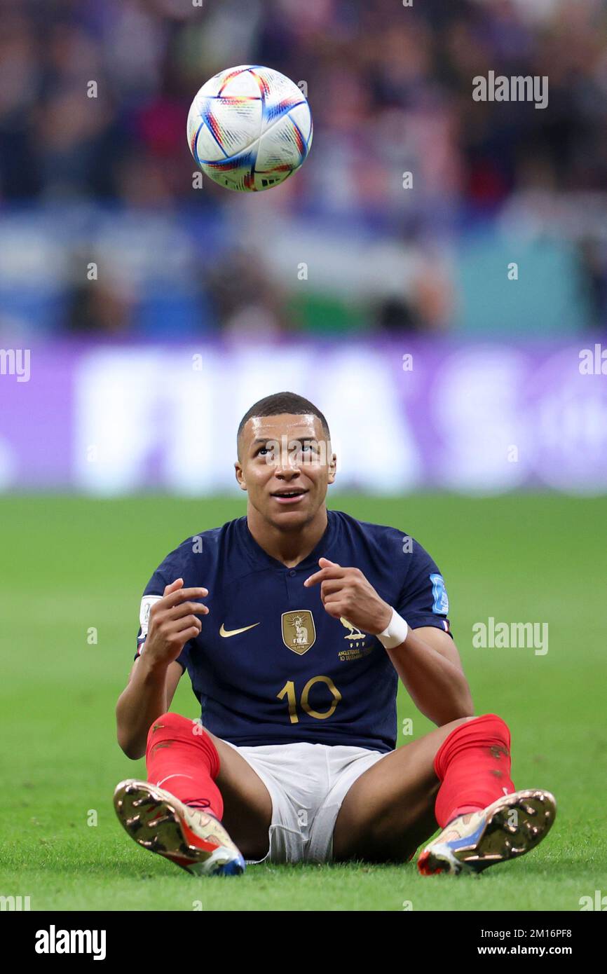 Al Khor, Qatar. 10th Dec, 2022. Kylian Mbappe di Francia reagisce durante il Quarterfinal tra Inghilterra e Francia alla Coppa del mondo FIFA 2022 allo stadio al Bayt di al Khor, Qatar, il 10 dicembre 2022. Credit: Li Ming/Xinhua/Alamy Live News Foto Stock