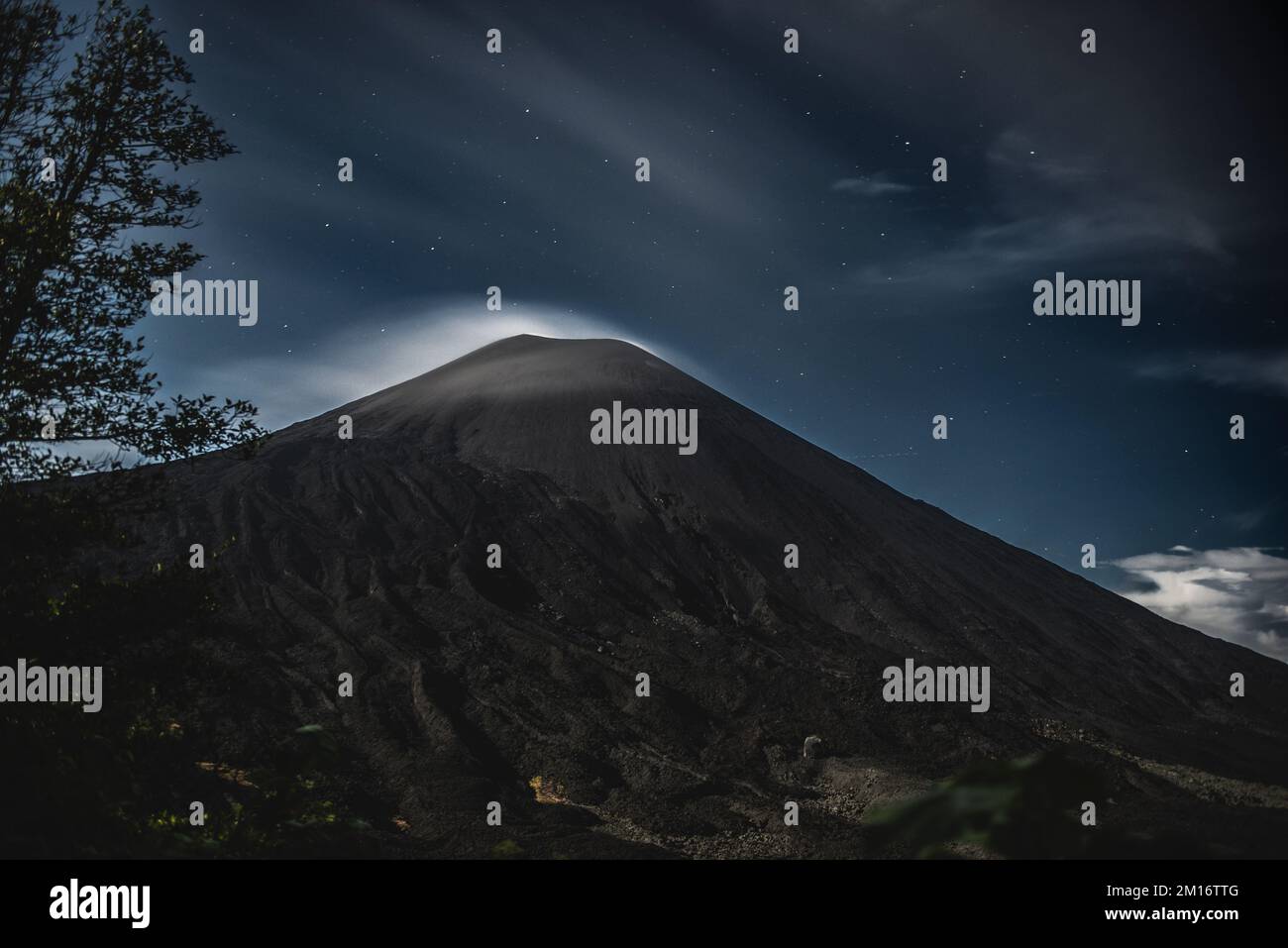 Vista del vulcano Pacaya di notte Foto Stock