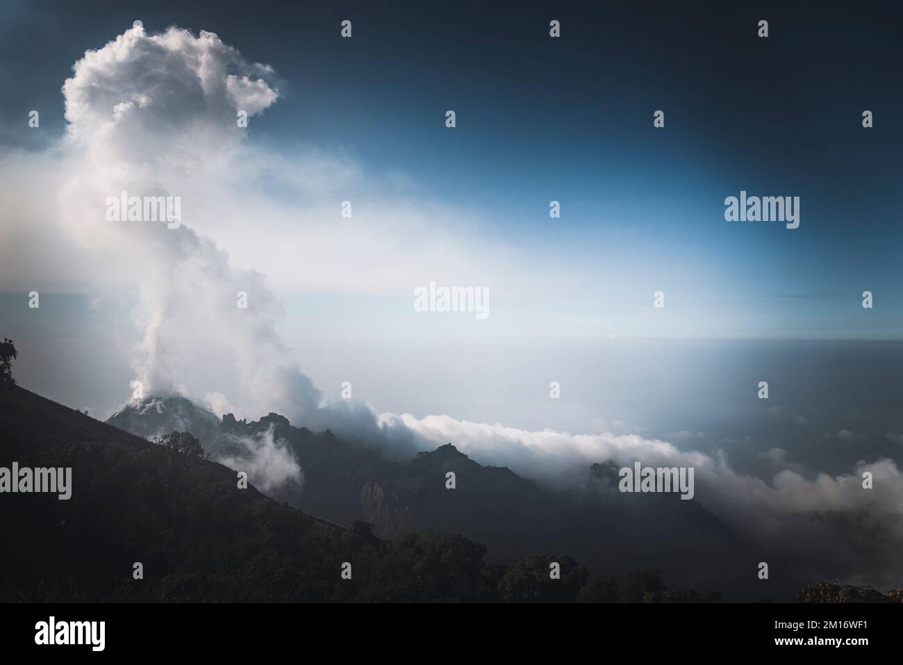 Il Santiaguito visto dal pendio del vulcano di Santa Maria Foto Stock