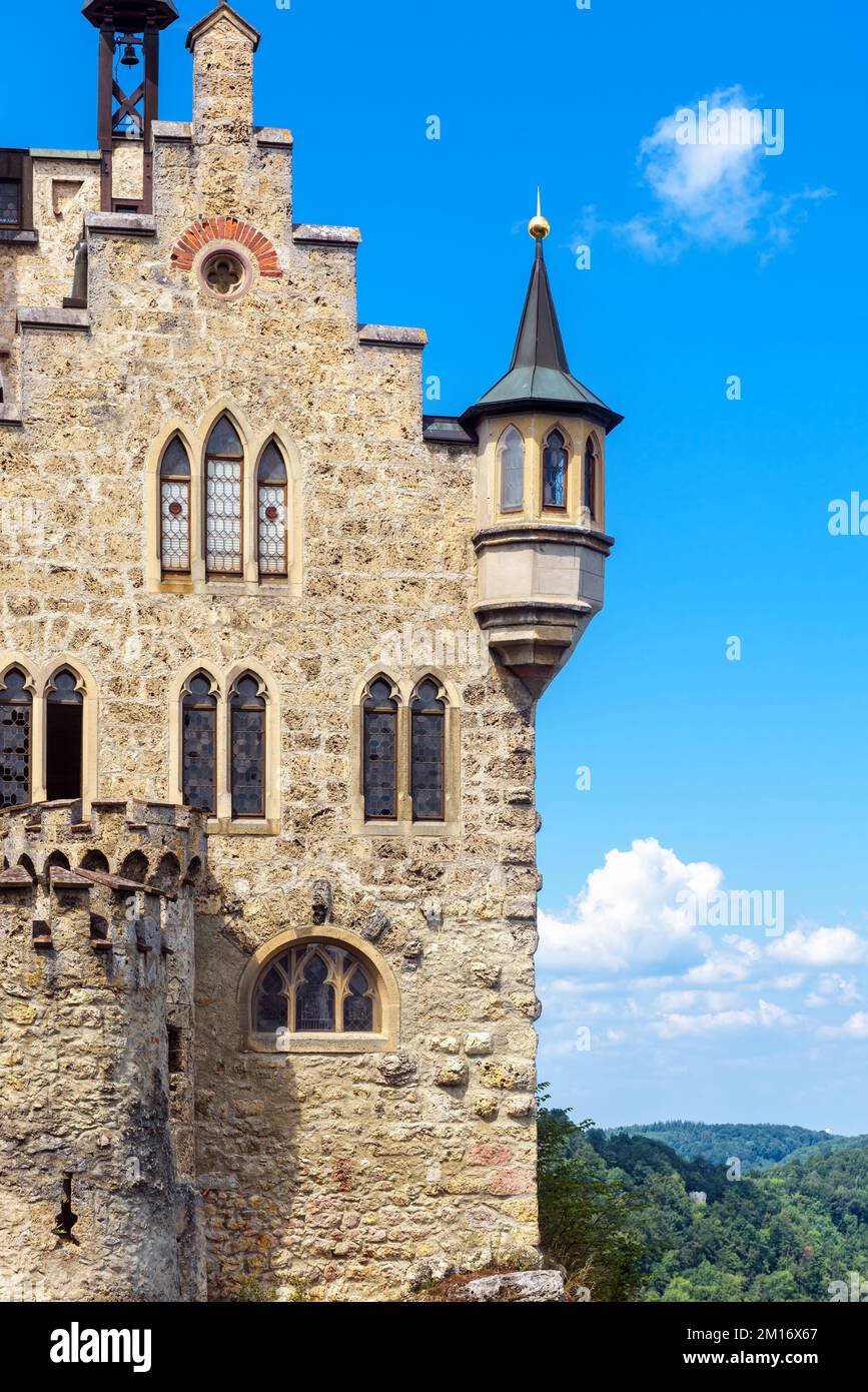 Primo piano del castello di Lichtenstein, Germania, Europa. Vista verticale di vecchia casa in pietra su sfondo cielo. Antico castello tedesco in stile medievale, punto di riferimento o Foto Stock