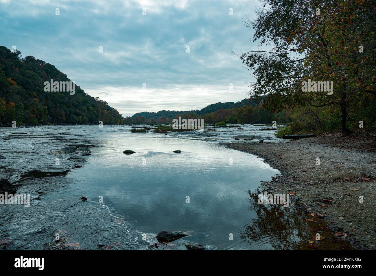 Giorno nuvoloso et fiume Shenandoah Foto Stock