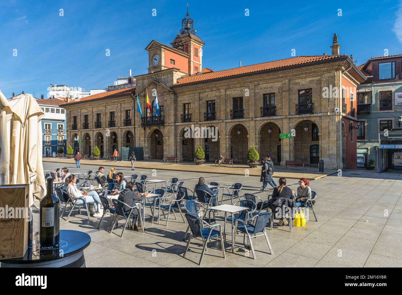 Aviles,Asturias, Spagna, 14 aprile 2021.Plaza e Municipio della città di Aviles, nelle Asturie. Foto Stock