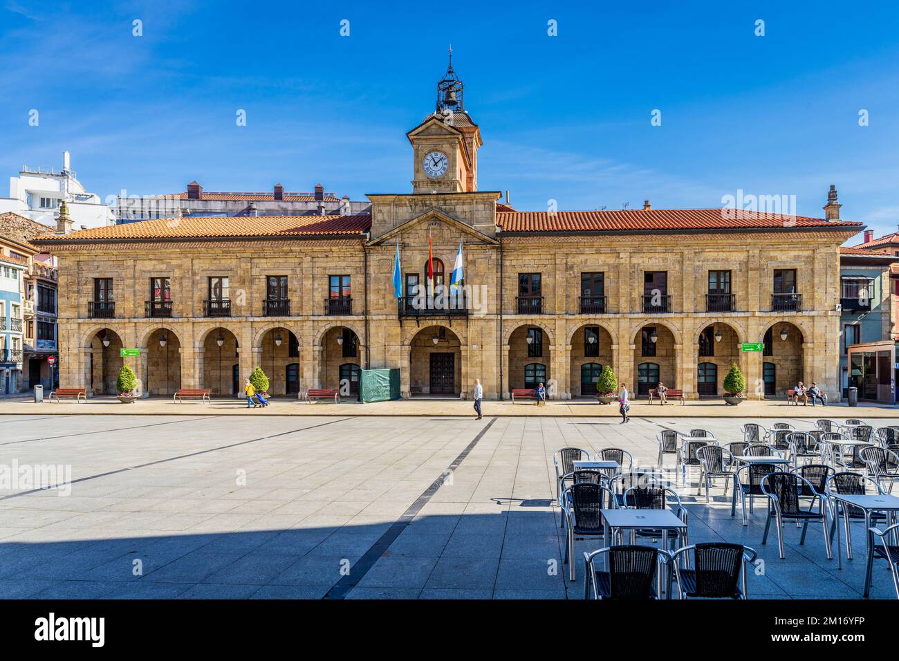 Aviles,Asturias, Spagna, 14 aprile 2021.Plaza e Municipio della città di Aviles, nelle Asturie. Foto Stock