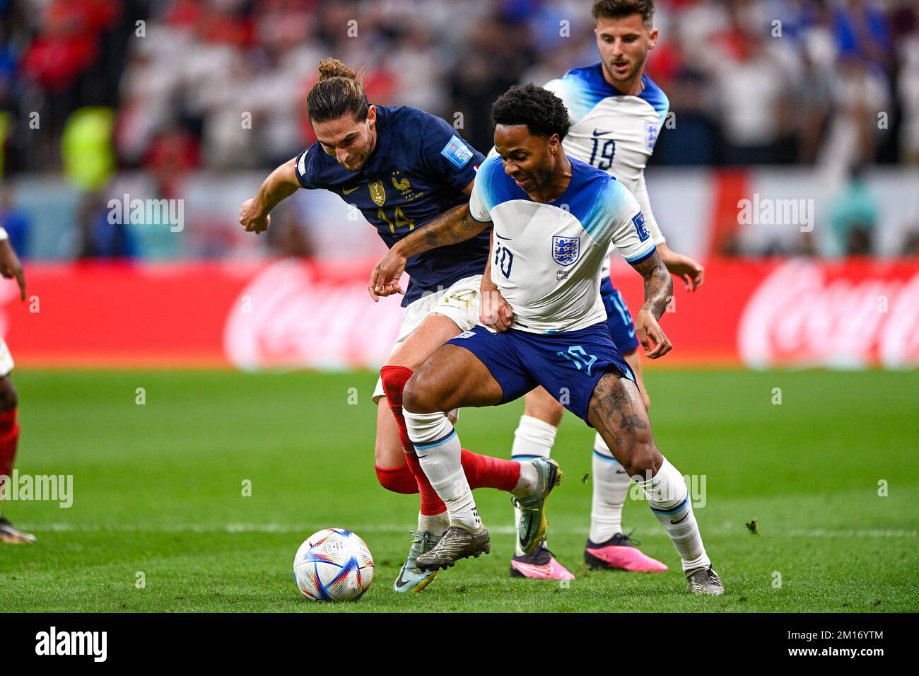 AL KHOR, QATAR - 10 DICEMBRE: Adrien Rabiot di Francia batte per la palla con Mason Mount d'Inghilterra e Raheem Sterling d'Inghilterra durante la Quarter Final - Coppa del mondo FIFA Qatar 2022 partita tra Inghilterra e Francia allo Stadio al Bayt il 10 dicembre, 2022 in al Khor, Qatar (Foto di Pablo Morano/BSR Agency) Credit: BSR Agency/Alamy Live News Foto Stock