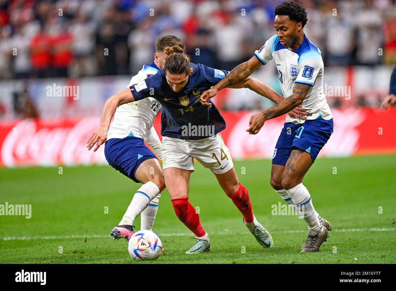 AL KHOR, QATAR - 10 DICEMBRE: Adrien Rabiot di Francia batte per la palla con Mason Mount d'Inghilterra e Raheem Sterling d'Inghilterra durante la Quarter Final - Coppa del mondo FIFA Qatar 2022 partita tra Inghilterra e Francia allo Stadio al Bayt il 10 dicembre, 2022 in al Khor, Qatar (Foto di Pablo Morano/BSR Agency) Credit: BSR Agency/Alamy Live News Foto Stock