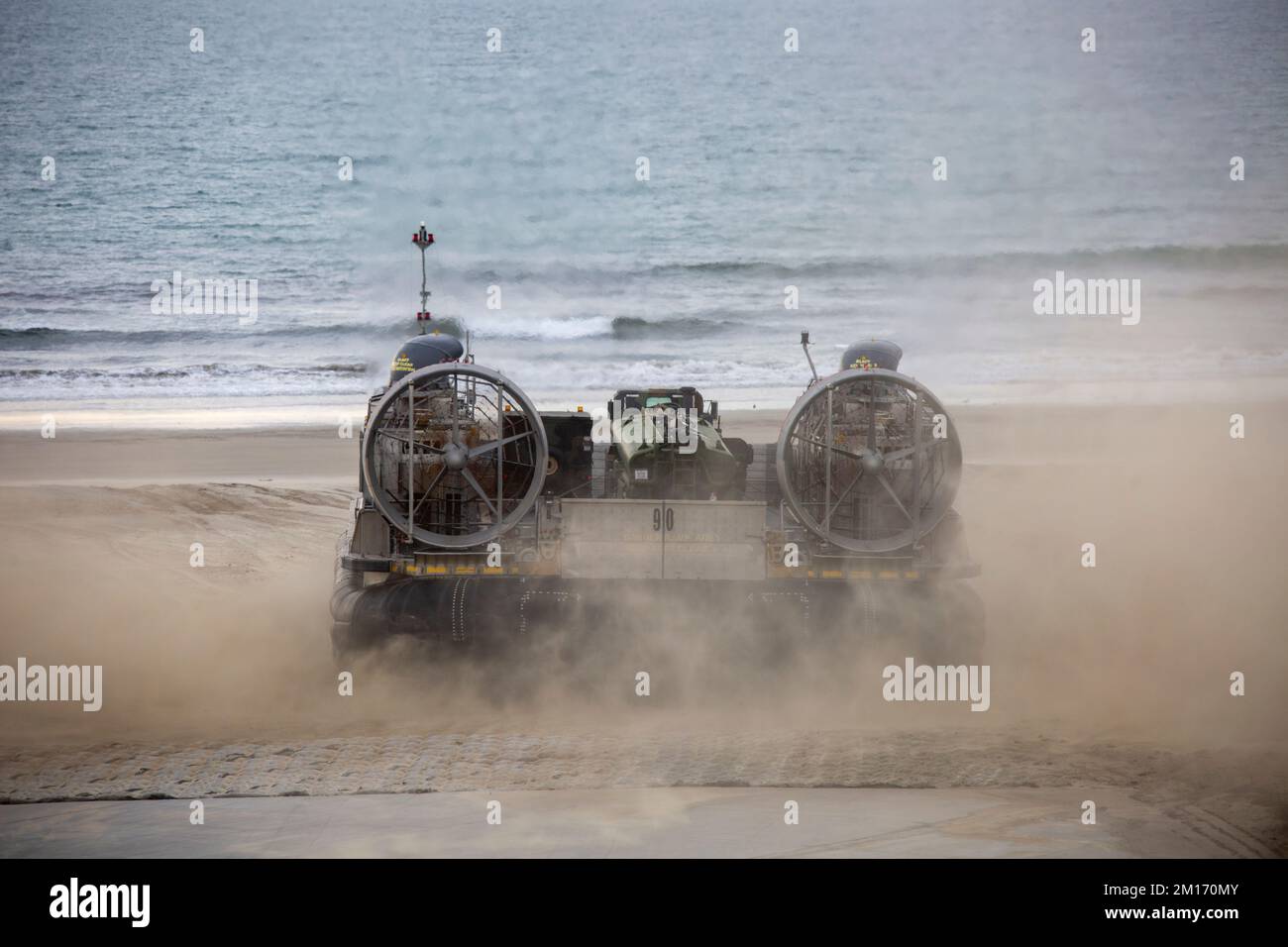 NEGLI STATI UNITI Navy Landing Craft, cuscino d'aria con Assault Craft Unit 5, Naval Beach Group 1, con un RADAR a terra/TPS-80/Air Task-Oriented, partenze da White Beach, Camp Pendleton, California durante Exercise Steel Knight 23, 6 dicembre 2022. ACU-5 e Marine Air Control Group 38 hanno dimostrato la capacità di utilizzare connettori anfibi per riposizionare rapidamente i dispositivi e i dispositivi di comando e controllo dell'aviazione in un ambiente litoraneo. Exercise Steel Knight 23 fornisce 3rd Marine Aircraft Wing un'opportunità per affinare la lotta di livello Wing a sostegno della i Marine Expeditionary Force e la manovra della flotta. ( Foto Stock